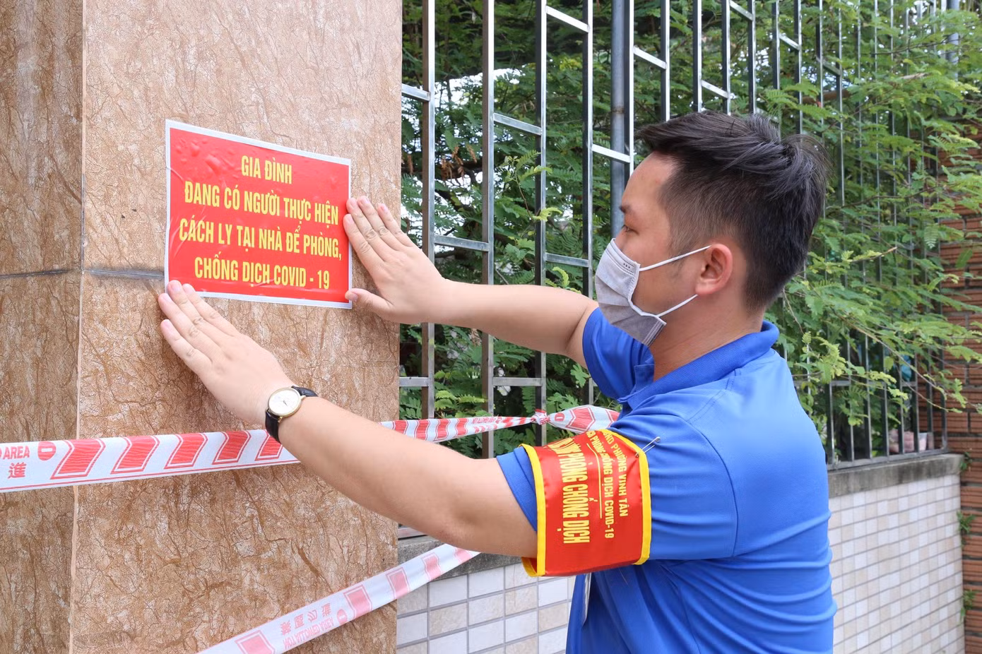Anh Ngô Đình Thái trực tiếp đi dán biển báo cách ly tại nhà. Anh Ngô Đình Thái trực tiếp đi dán biển báo cách ly tại nhà.