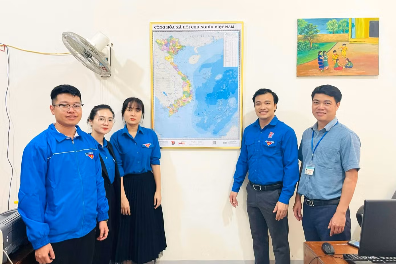 Treo bản đồ Việt Nam tại phòng làm việc.