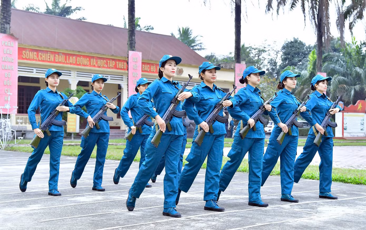 28 nữ dân quân được chọn là người có lai lịch chính trị rõ ràng, trong sạch, phẩm chất đạo đức, ý thức kỷ luật tốt, có sức khỏe tốt, dưới 35 tuổi, chiều cao từ 1m60 đến 1m70, không mang thai và không có con nhỏ dưới 36 tháng tuổi.