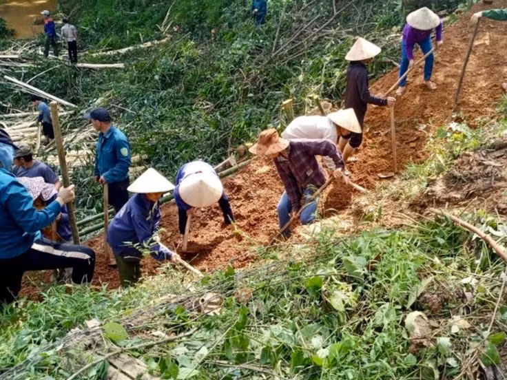 Do tuyến đường này nằm ở vị trí khá cao, khe suối chia cắt nên chủ yếu phải dùng sức người.