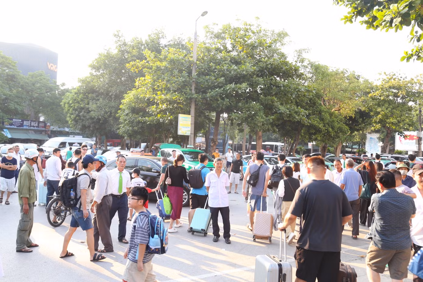 Ông Cao Ngọc Tuấn - Trạm trưởng Trạm Vận tải đường sắt Vinh, cho biết: Nếu như ngày thường ga Vinh đón khoảng 500 - 1.000 khách thì trong dịp lễ như Quốc khánh 2/9 là khoảng 4.000 khách, đó vừa là niềm vui cho vận tải đường sắt nhưng đồng thời trách nhiệm khi phục vụ đủ số lượng khách lớn cũng phải chu toàn hơn.