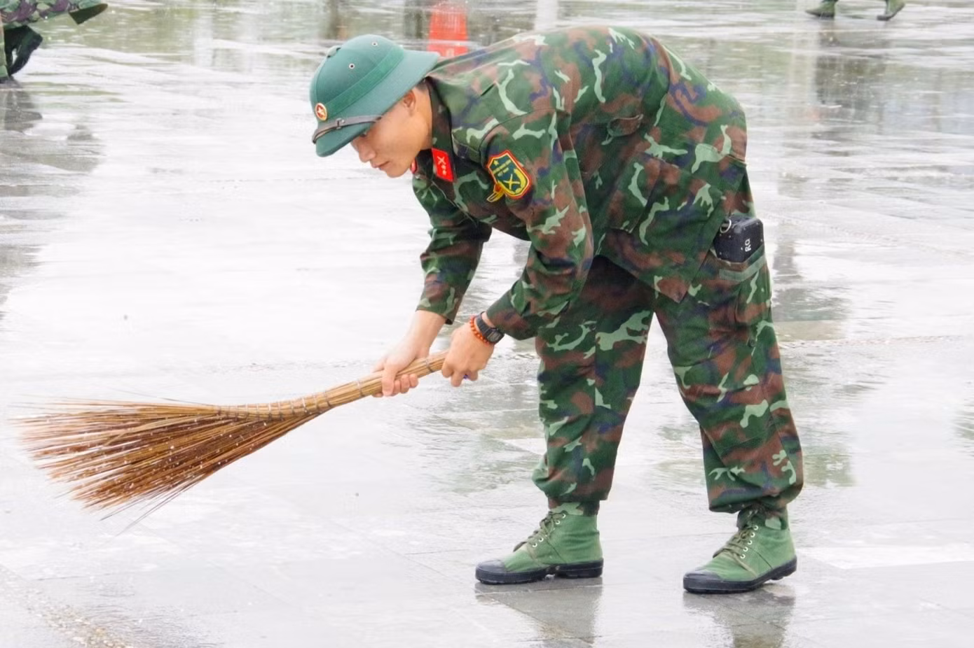 Chiến sĩ trẻ cần mẫn dọn sạch rác trong khuôn viên Khu di tích Truông Bồn.