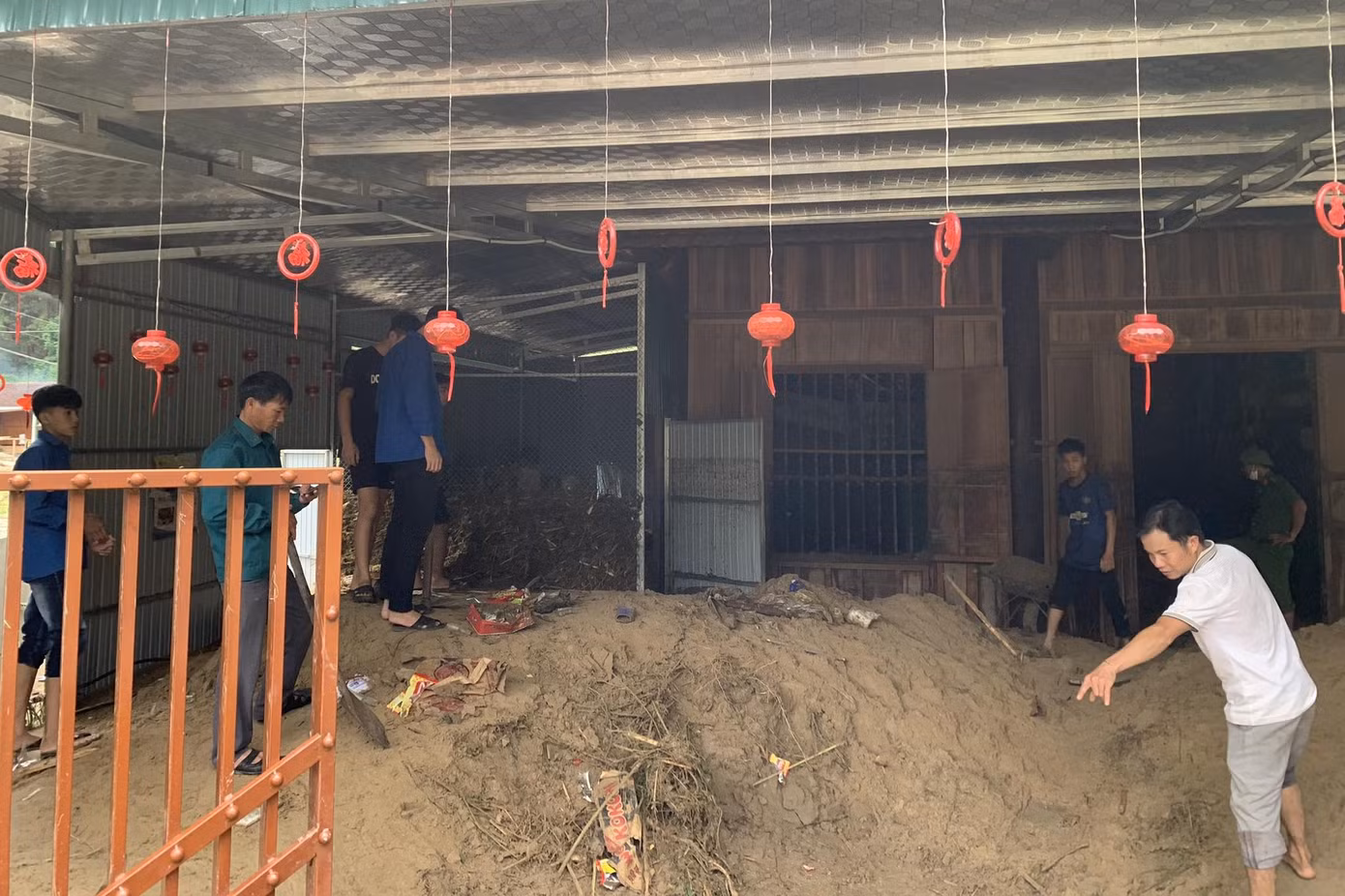 Ngày 28/9, nước lũ cơ bản rút, chỉ còn ngập cục bộ tại một số điểm. Lực lượng chức năng huyện Quỳ Châu đang nỗ lực hỗ trợ người dân dọn dẹp nhà cửa, sớm ổn định cuộc sống.