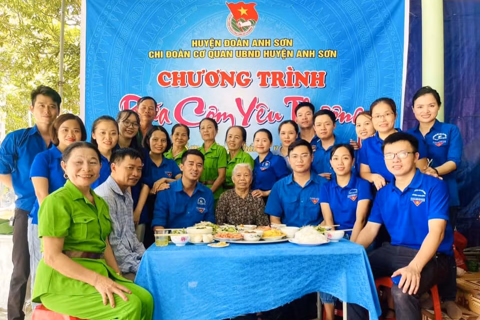 Hàng trăm bữa cơm yêu thương tới gia đình các thương binh, liệt sĩ, người có công với cách mạng