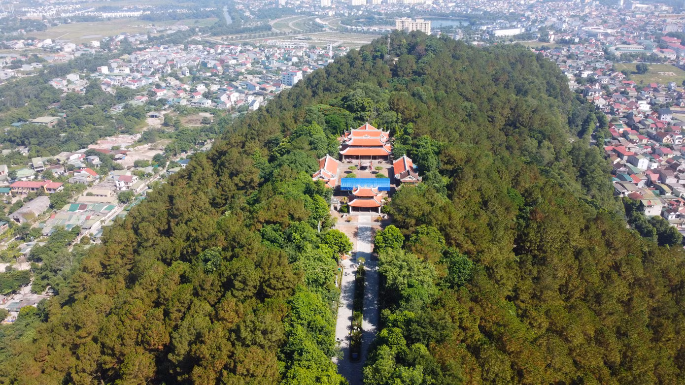 Đền thờ Hoàng đế Quang Trung nằm trên núi Dũng Quyết (phường Trung Đô, TP Vinh, tỉnh Nghệ An) ở độ cao 97m so với mực nước biển. Tương truyền, sau đại thắng mùa Xuân Kỷ Dậu 1789, Hoàng đế Quang Trung chọn đất đóng đô cho vương triều mới ở vùng đất giữa núi Dũng Quyết và Kỳ Lân. Vua trưng dụng rất nhiều thợ thuyền, chuyên chở gỗ đá, gạch ngói để xây dựng cung phủ, đắp thành đất xung quanh và sai quân lính đào đá ong tại địa phương để xây thành nội, thành ngoại và điện Thái Hòa – nơi Hoàng đế Quang Trung thiết triều, lấy tên Phượng Hoàng Trung Đô. Khi Phượng Hoàng Trung Đô vừa xây xong, kế hoạch dời đô từ Phú Xuân (Huế) ra Vinh (Nghệ An) còn dang dở thì vua Quang Trung đột ngột băng hà. Vua Quang Toản sau đó nối ngôi cha, nhưng không giữ được ngai vàng. Hiện kinh đô này chỉ còn lại vài dấu tích. Đền thờ vua Quang Trung được xây dựng vào năm 2005, khánh thành năm 2008 để tưởng nhớ công ơn của người Anh hùng áo vải. Đây là một công trình văn hóa tâm linh gắn với du lịch nổi tiếng của Nghệ An.