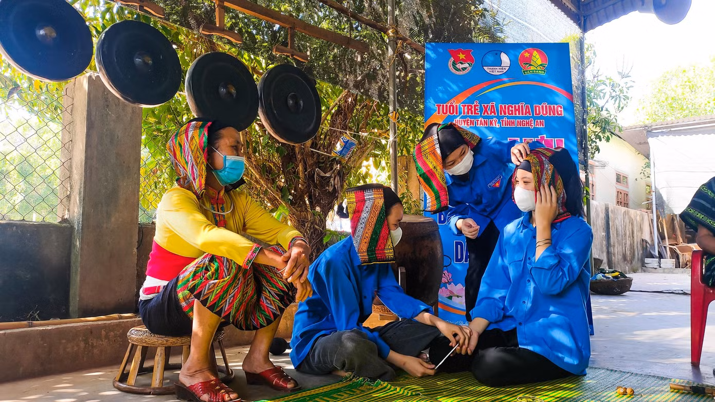 Lần đầu tham gia giao lưu văn hoá chít khăn của đồng bào dân tộc Thái, Nguyễn Thị Hoài (đoàn viên chi đoàn Tân Văn, xã Nghĩa Dũng) hào hứng: “Cảm giác vừa lạ, vừa quen!”.