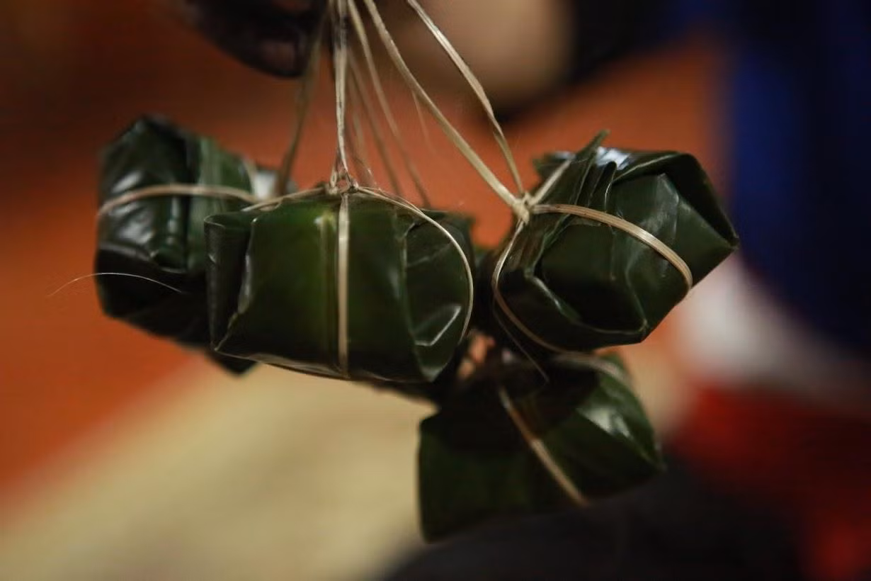 Bánh “khâu tôm pom” (bánh vuông nhỏ). Bánh này có hình vuông nhỏ, lớn hơn hộp diêm, buộc thành chùm, mỗi chùm 5 bánh. Với ý nghĩa cầu cho sung túc, mọi sự tròn trịa, đầy đủ