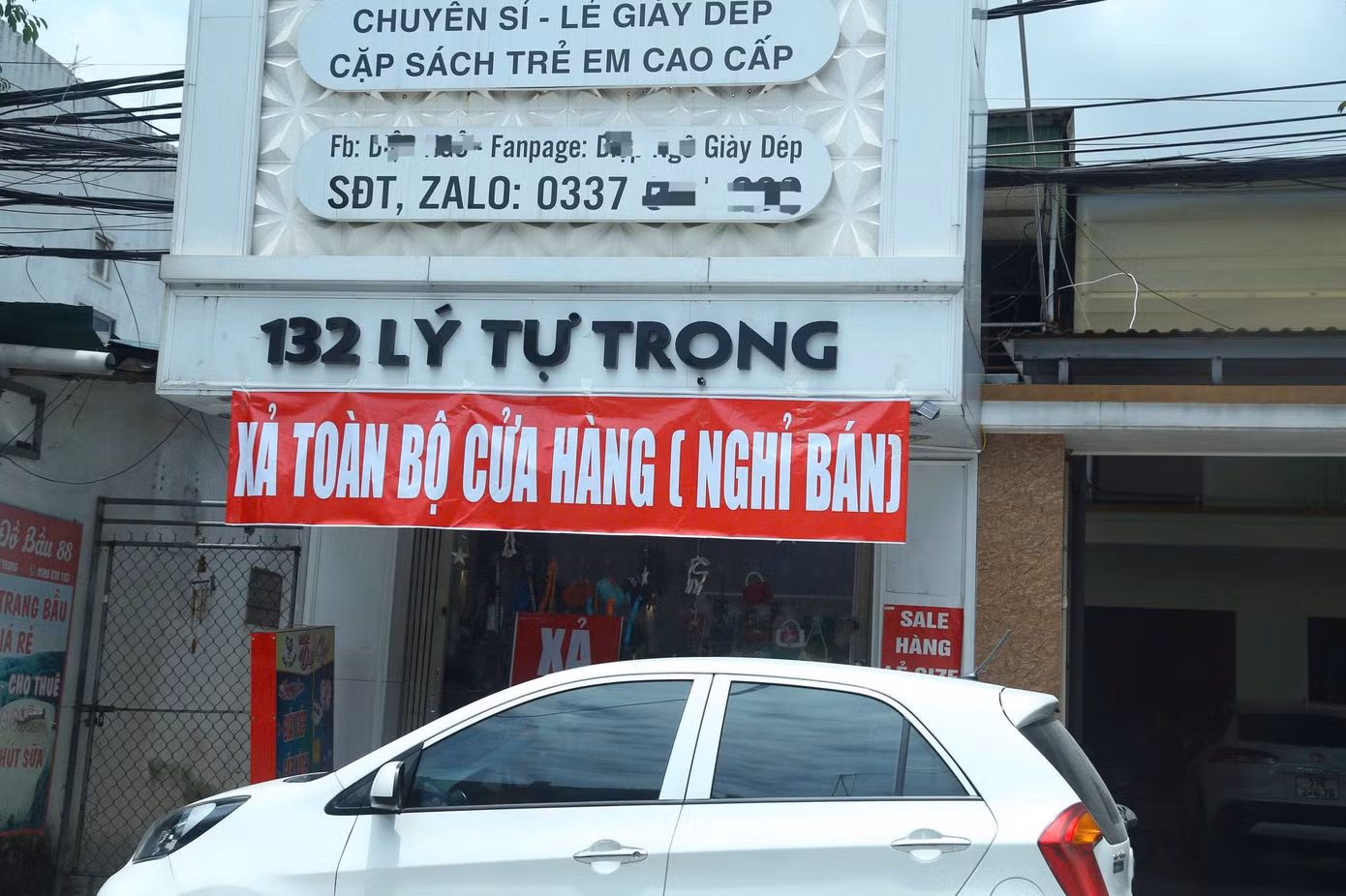 Trên đường Lý Tự Trọng (phường Vinh Phú), nhiều cửa hàng treo biển xả hàng nghỉ bán.