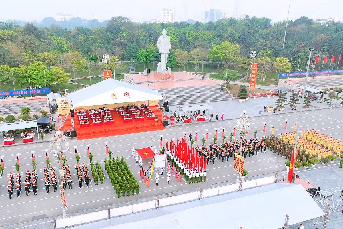 Sáng 4/4, tại Quảng trường Hồ Chí Minh (thành phố Vinh, Bộ Công an phối hợp với tỉnh Nghệ An tổ chức Hội thi thể thao nghiệp vụ chữa cháy và cứu nạn cứu hộ năm 2025, vòng thứ hai - khu vực III. Tham dự Hội thi có Thiếu tướng Nguyễn Đình Hoàn - Phó Cục trưởng Cục Cảnh sát phòng cháy, chữa cháy và cứu nạn cứu hộ (Bộ Công an).