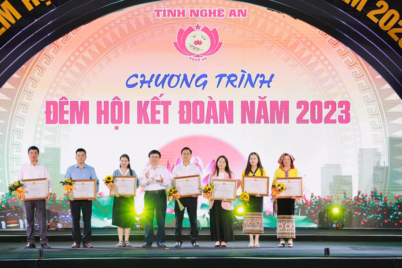 Dịp này, ban tổ chức đã trao Bằng khen của Chủ tịch UBND tỉnh Nghệ An cho 7 tập thể đã có thành tích xuất sắc trong thực hiện chương trình “Mỗi xã một sản phẩm” giai đoạn 2021-2023.