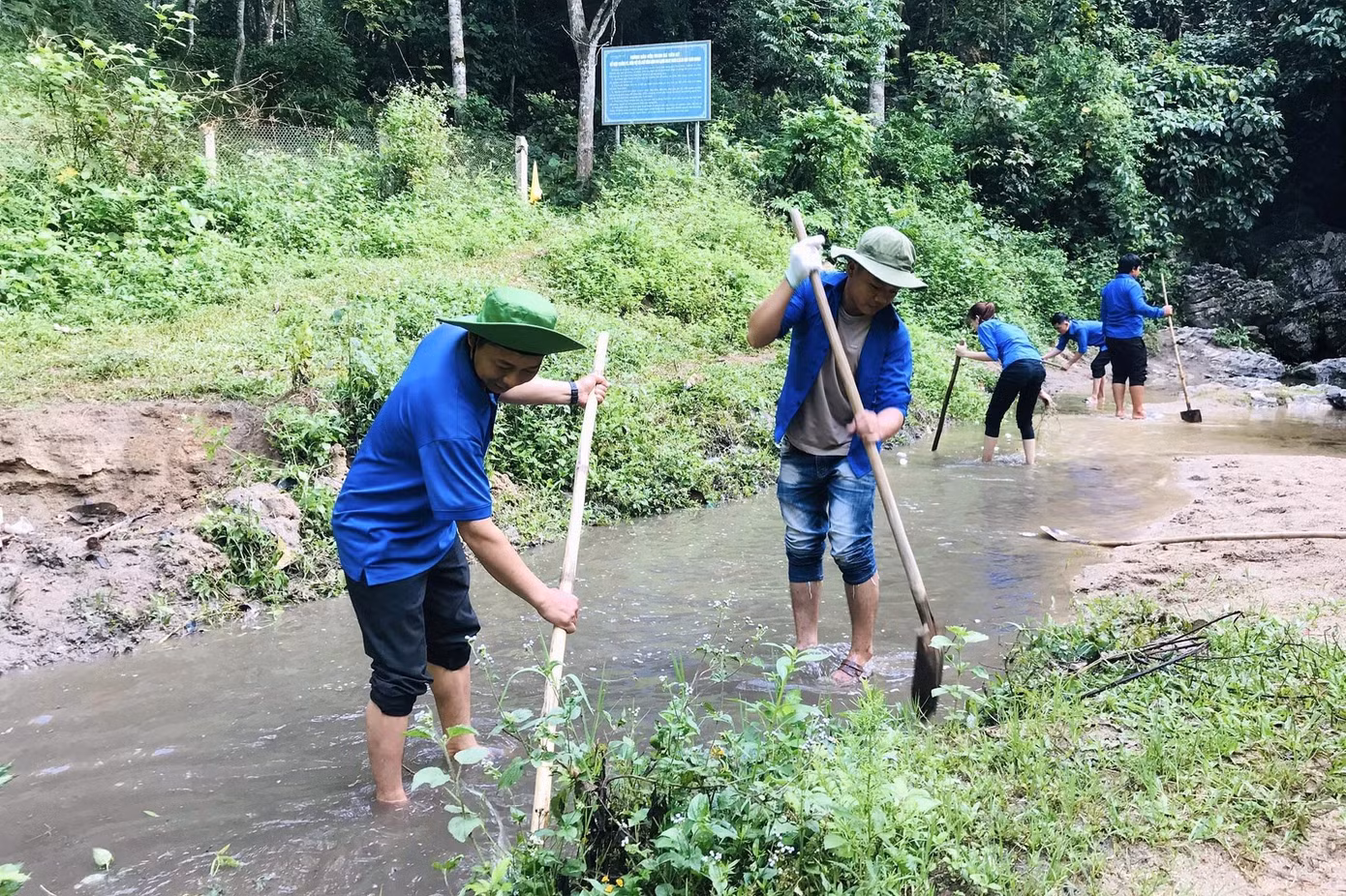 Phát huy tinh thần xung kích, tình nguyện của tuổi trẻ, đoàn viên thanh niên xã Tiên Kỳ cũng đã ra quân dọn dẹp vệ sinh, phát quang, cắt cỏ tại điểm du lịch Hang Mó.