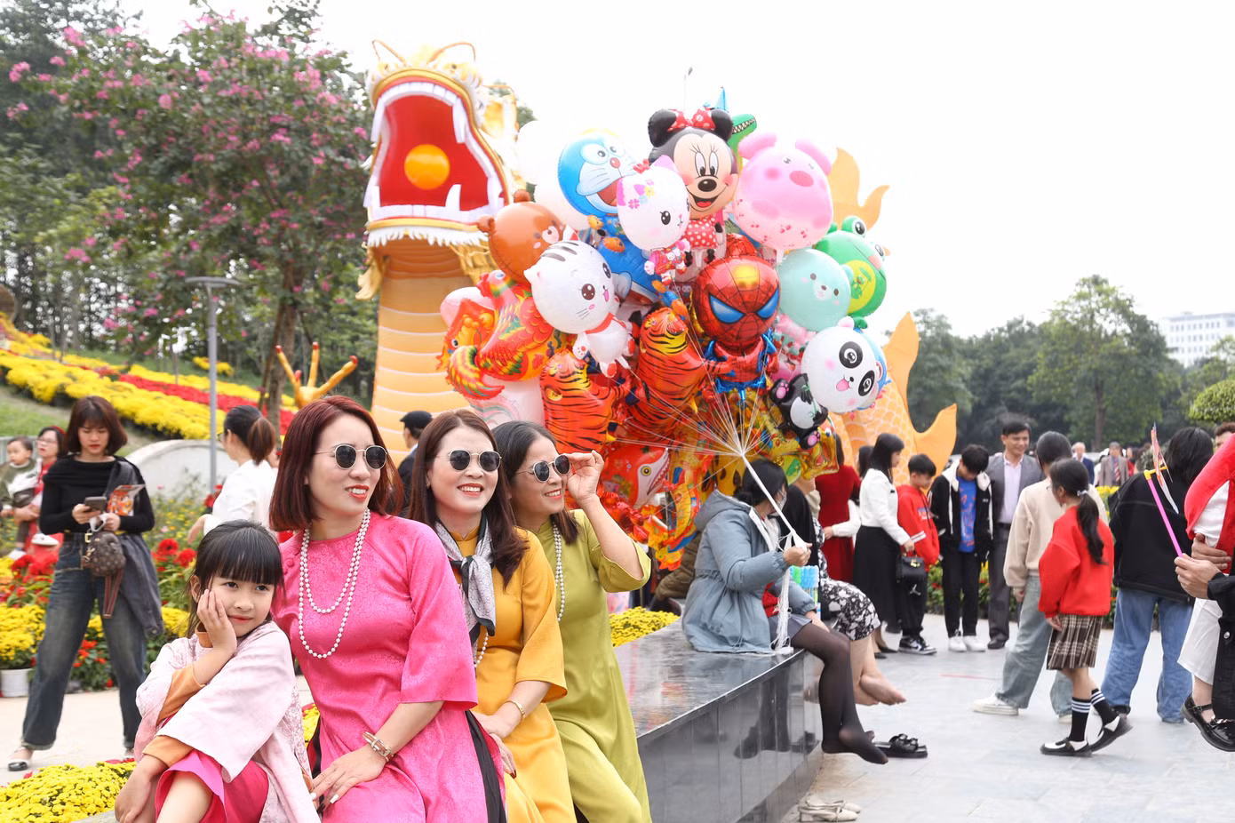 Linh vật rồng có chiều dài 30m, cao khoảng 5m và nặng hơn 2 tấn được các công nhân chế tạo hoàn thiện trong vòng 15 ngày. Cấu tạo linh vật được làm bằng khung sắt, bên ngoài bọc vải, bên trong lắp đặt hệ thống đèn led có thể phát sáng trong đêm.
