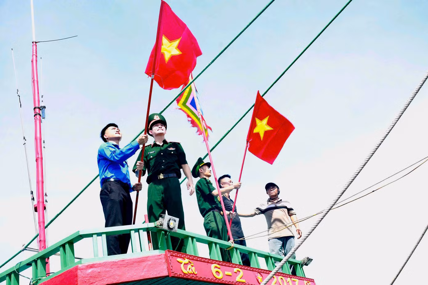 Hướng về biển đảo, tuổi trẻ Bộ Chỉ huy Quân sự tỉnh và Bộ Chỉ huy Bộ đội Biên phòng tỉnh đã trao tặng 200 ảnh Bác Hồ, 400 lá cờ Tổ quốc và 10 suất quà cho ngư dân tại địa phương. Những món quà không chỉ mang giá trị vật chất mà còn là nguồn động viên tinh thần to lớn, tiếp thêm niềm tin để bà con vươn khơi bám biển, góp phần bảo vệ chủ quyền thiêng liêng của Tổ quốc.