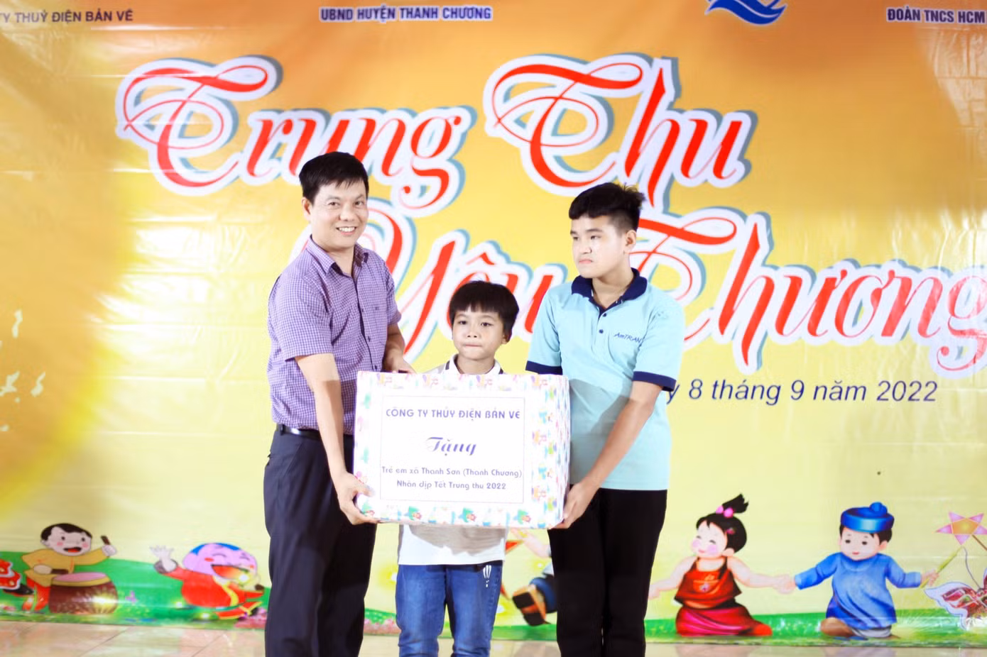 Nhiều suất quà, sách vở,.. đã được trao cho các em thiếu nhi vùng tái định cư.