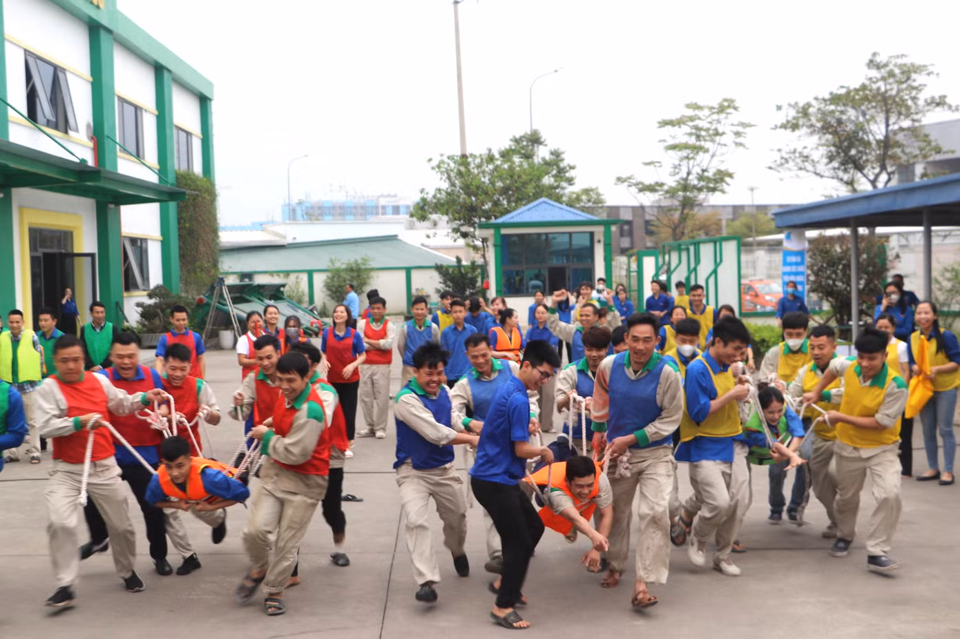 Tổ chức các trò chơi hoạt náo team building...