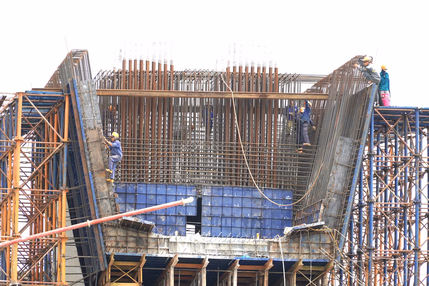 Công trình cầu Hưng Đức, thuộc dự án thành phần Diễn Châu - Bãi Vọt, phần hạ bộ đã hoàn thành, các công nhân đang đẩy nhanh lao lắp dầm và đúc hẫng. Việc thi công ở trên cao, không có bóng che nên dường như công nhân phải tiếp xúc với nắng nóng cả ngày.