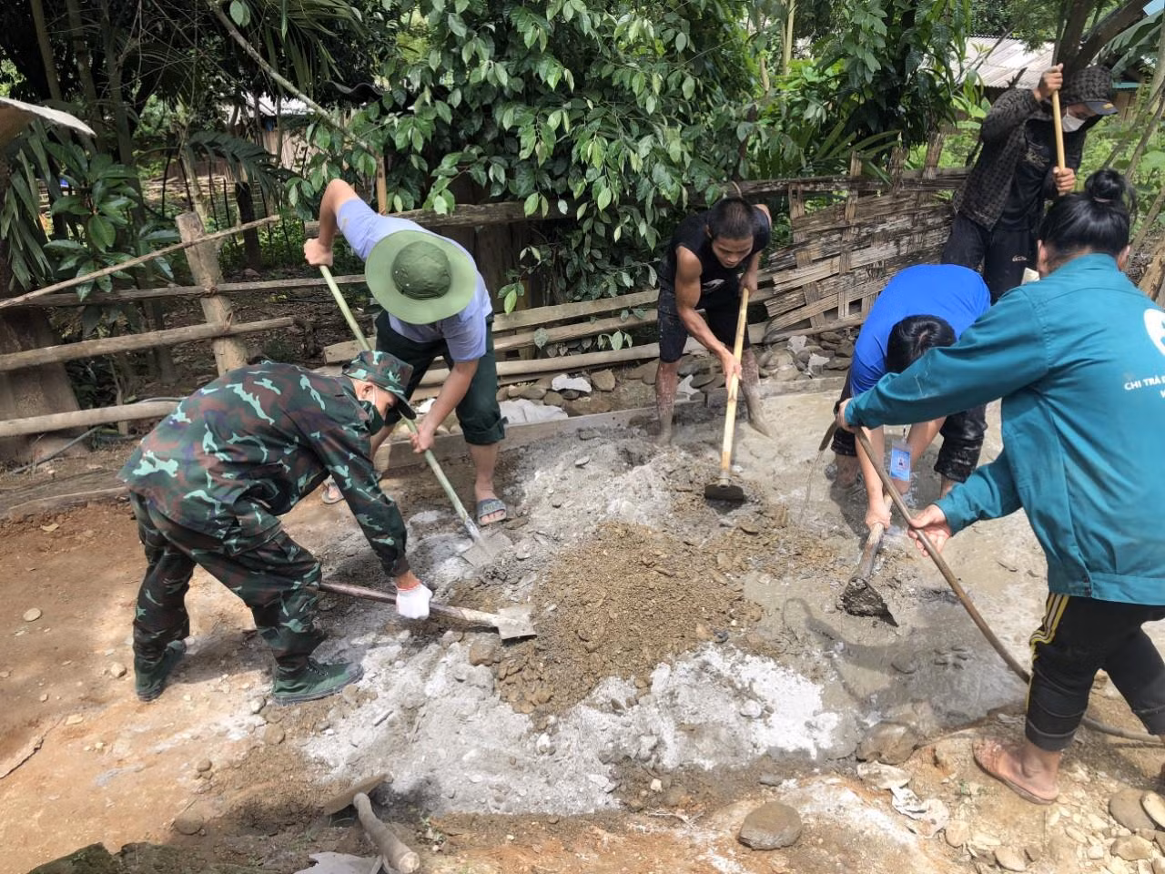 Chàng trai trẻ hỗ trợ người dân xã biên giới Tam Hợp làm đường nông thôn mới Chàng trai trẻ hỗ trợ người dân xã biên giới Tam Hợp làm đường nông thôn mới
