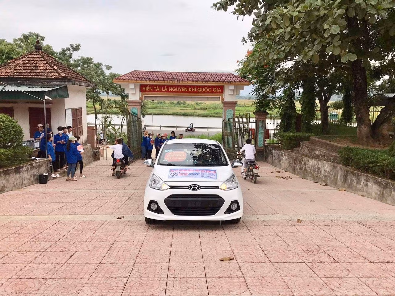 Chiếc xe taxi 0 đồng chở thí sinh Bùi Vân Thư đến điểm thi kịp thời