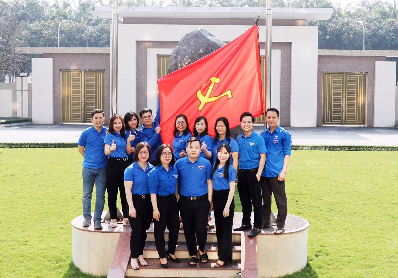 Tự hào là Đoàn thanh niên Cộng sản Hồ Chí Minh - Đoàn viên Chi đoàn văn phòng UBND tỉnh Nghệ An vững bước dưới ngọn cờ vinh quang của Đảng, tự hào tô thắm truyền thống vẻ vang của Đoàn, nguyện đem hoài bão, khát vọng của tuổi trẻ xây dựng quê hương, đất nước.