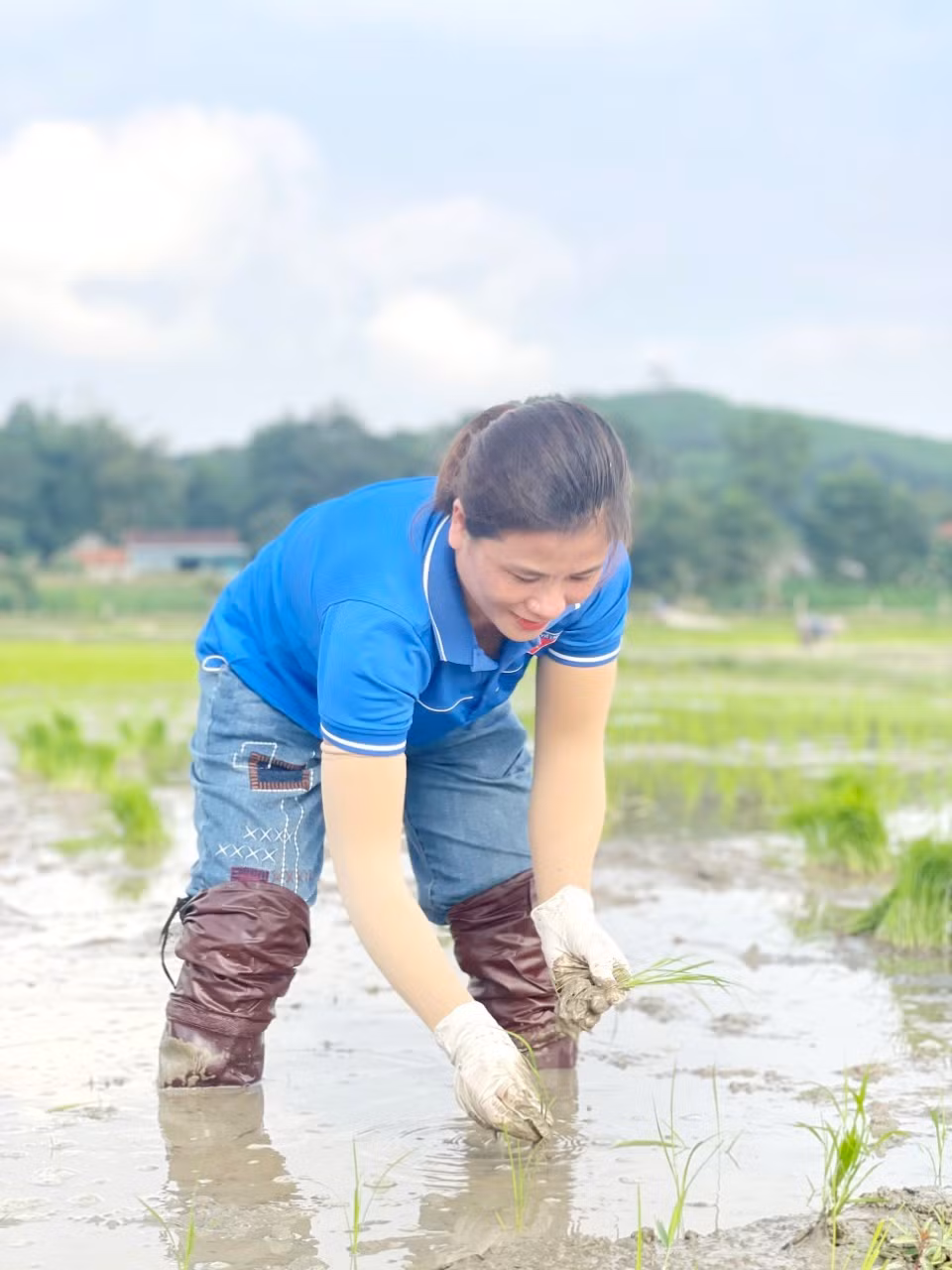 Dù công việc mệt nhọc, chân lấm tay bùn nhưng các bạn trẻ vẫn luôn rạng rỡ vì làm được việc ý nghĩa.