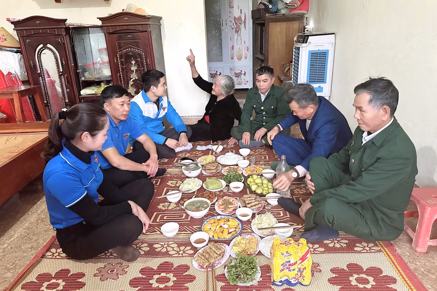 Tổ chức “Bữa cơm tri ân” cho các gia đình thân nhân liệt sĩ.