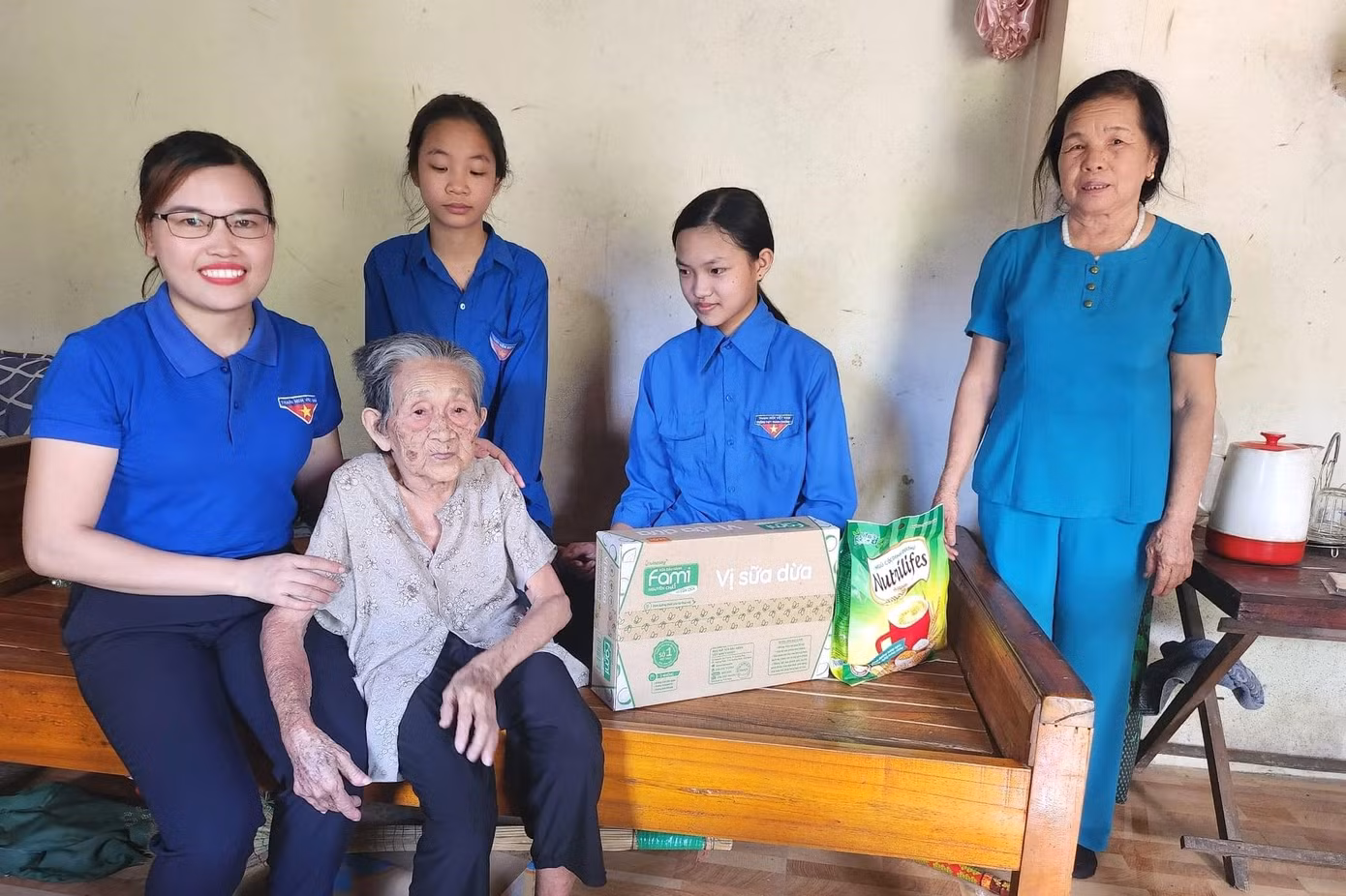 Nhiều phần quà đến với các mẹ liệt sĩ, người có công với cách mạng.