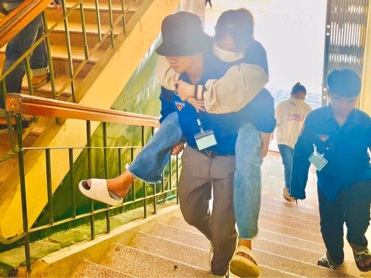 Một thí sinh bị gãy chân, không thể di chuyển, thanh niên tình nguyện Huyện Đoàn Tân Kỳ hỗ trợ em tới điểm thi, phòng thi.