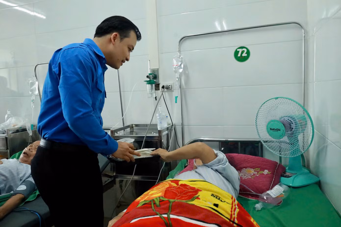 150 suất cơm được trao đến các bệnh nhân đang điều trị tại Bệnh viện Đa khoa TP Vinh