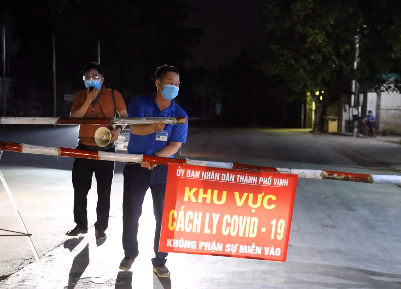 Bí thư Đoàn phường Vinh Tân hỗ trợ lập chốt phong toả ngay trong đêm khi trên địa bàn xuất hiện ca nhiễm COVID-19. Bí thư Đoàn phường Vinh Tân hỗ trợ lập chốt phong toả ngay trong đêm khi trên địa bàn xuất hiện ca nhiễm COVID-19.