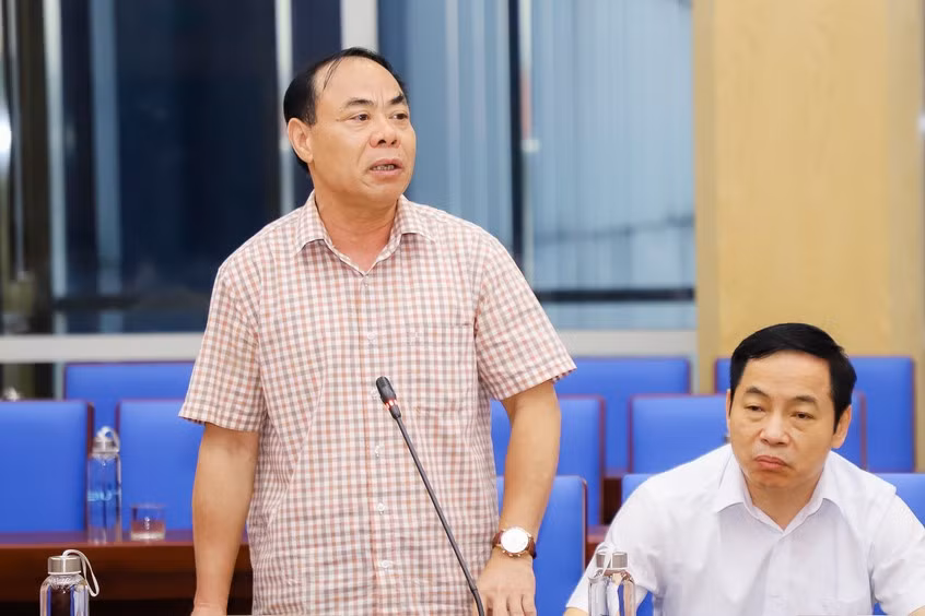 Ông Nguyễn Mạnh Cường - Giám đốc Sở Du lịch tỉnh Nghệ An (áo sọc) xin nghỉ hưu trước tuổi. Ảnh: THNA