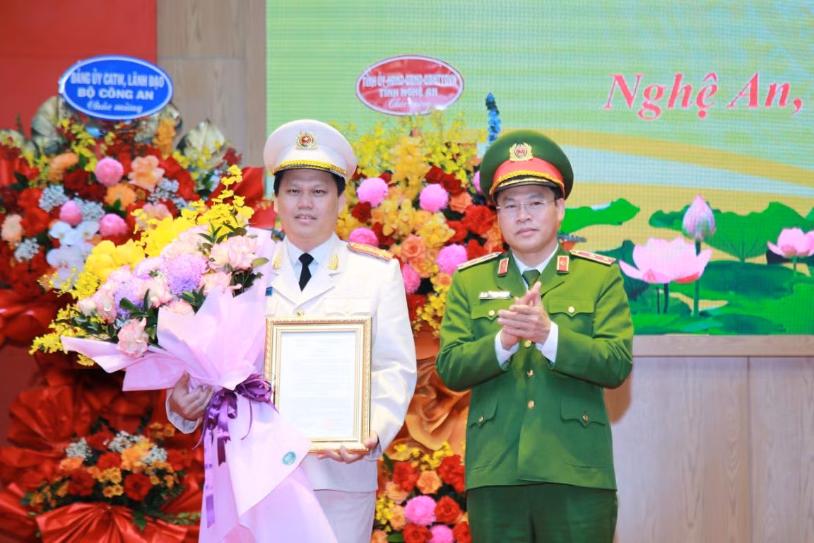 Thứ trưởng Bộ Công an Nguyễn Văn Long trao Quyết định và tặng hoa chúc mừng Đại tá Bùi Quang Thanh - Giám đốc Công an tỉnh Nghệ An