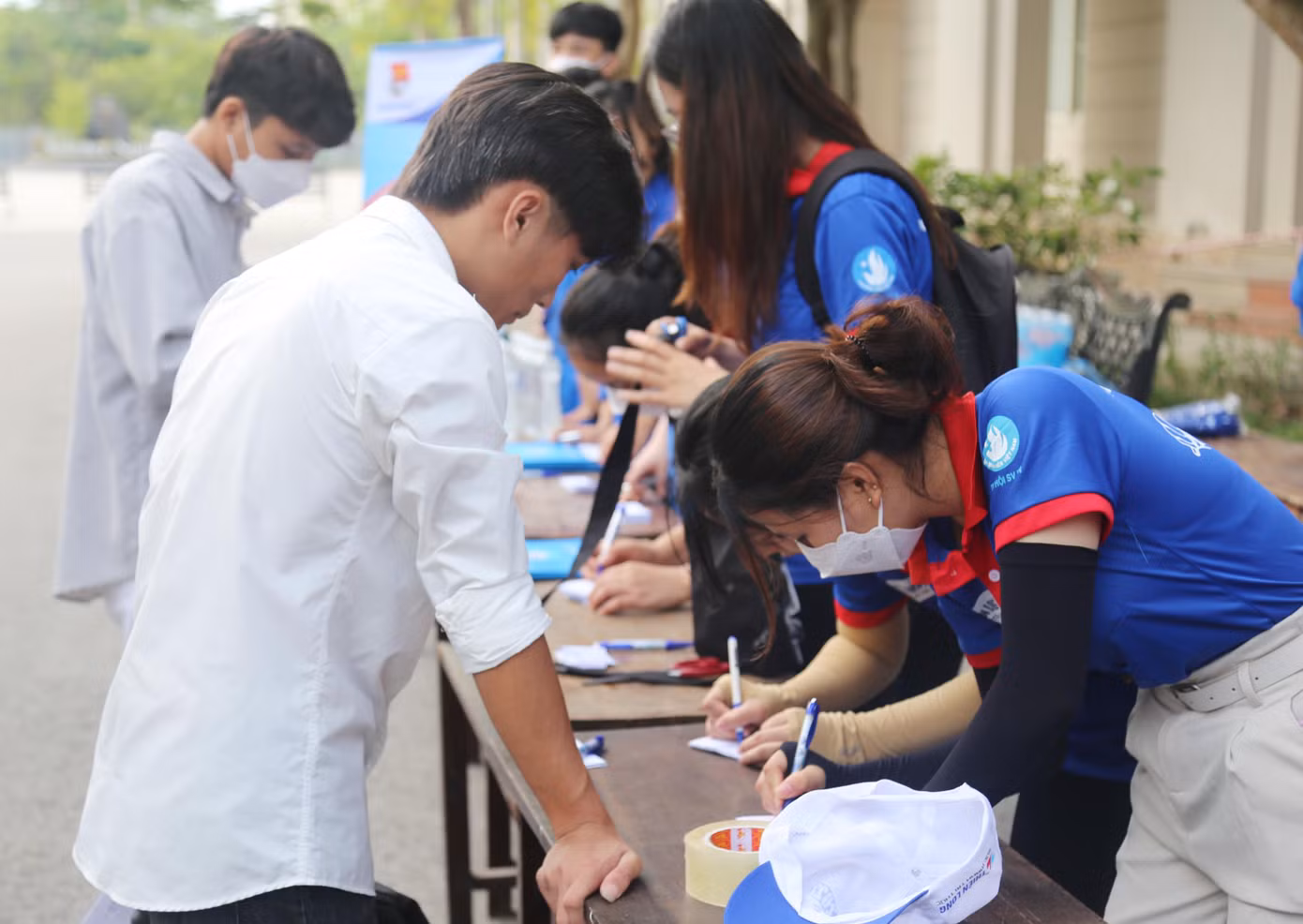 Thí sinh trước khi vào phòng thi được ký gửi cặp sách, đồ cá nhân bên ngoài
