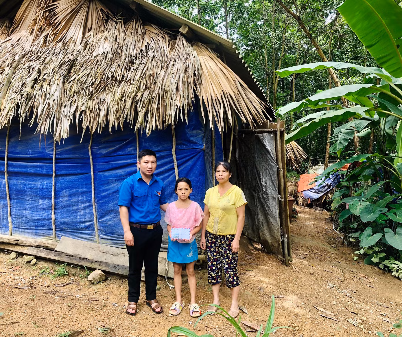 Tặng quà cho các em học sinh có hoàn cảnh khó khăn trên địa bàn đầu năm học mới