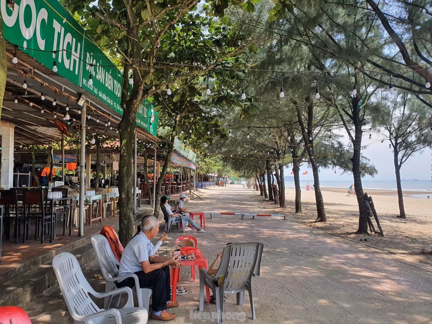 Việc di dời các ki-ốt chắn bãi biển với kỳ vọng nâng tầm biển Cửa Lò