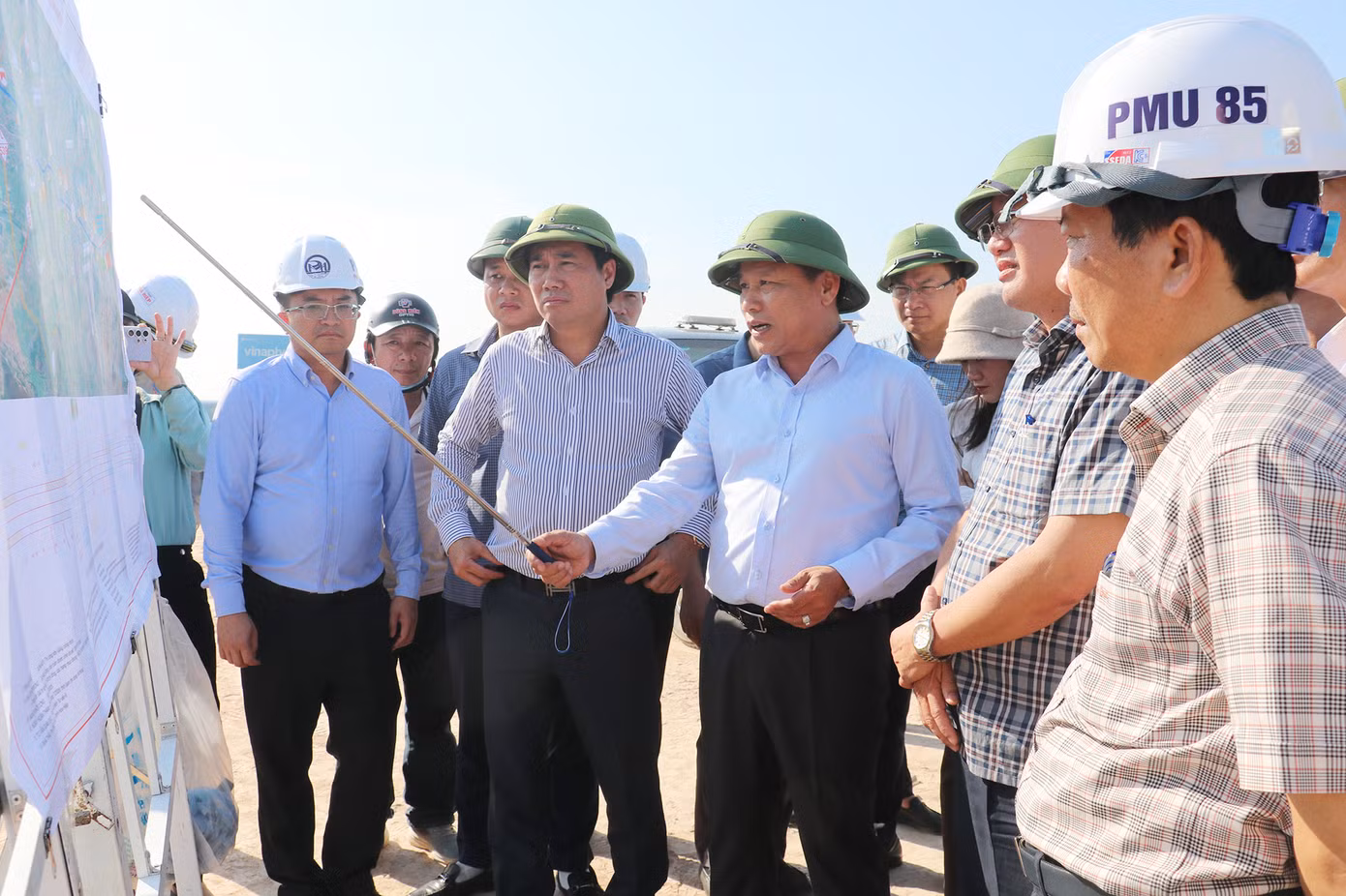 Trước đó, ngày 28/5, UBND tỉnh Nghệ An cũng có văn bản chỉ đạo tiếp tục đôn đốc đẩy nhanh tiến độ thực hiện công tác bồi thường, hỗ trợ và tái định cư dự án cải tạo, mở rộng quốc lộ 46 đoạn Vinh - Nam Đàn. Theo đó, ưu tiên hoàn thành công tác đo đạc kiểm đếm, phê duyệt phương án bồi thường, bàn giao mặt bằng cho đơn vị thi công thực hiện dự án trước ngày 30/6. Trong ảnh, ông Hoàng Phú Hiền, Phó Chủ tịch UBND tỉnh Nghệ An báo cáo tình hình triển khai dự án cải tạo, mở rộng quốc lộ 46 đoạn Vinh – Nam Đàn với Thứ trưởng Nguyễn Tường Văn và đoàn công tác Bộ Xây dựng.