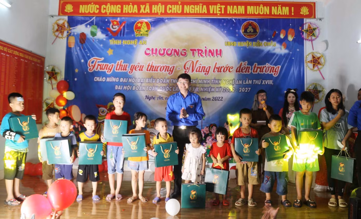 Dịp này, BTV Tỉnh đoàn Nghệ An, Huyện đoàn Diễn Châu, UBND huyện Diễn Châu, UBND xã Diễn Xuân và Chùa Cổ Am đã có hơn 40 suất quà ý nghĩa trao tặng đến các em thiếu nhi tại chương trình