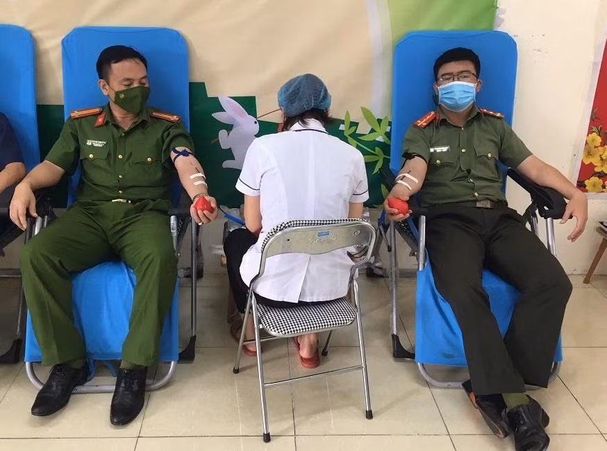 Cán bộ công an Nghệ An hiến máu cứu người