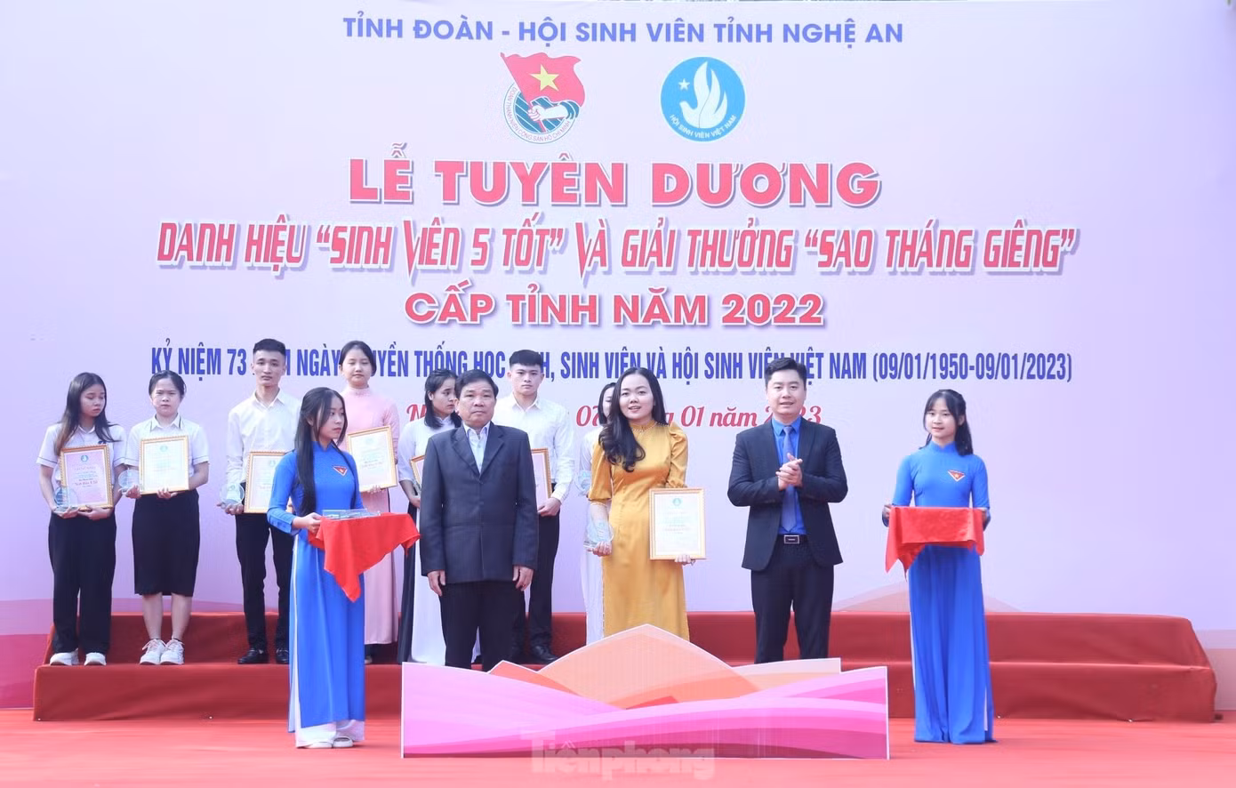 Nguyễn Phương Hà giành "cú đúp" khi nhận danh hiệu "Sinh viên 5 tốt" và giải thưởng "Sao tháng Giêng" cấp tỉnh năm 2022. Nguyễn Phương Hà giành "cú đúp" khi nhận danh hiệu "Sinh viên 5 tốt" và giải thưởng "Sao tháng Giêng" cấp tỉnh năm 2022.