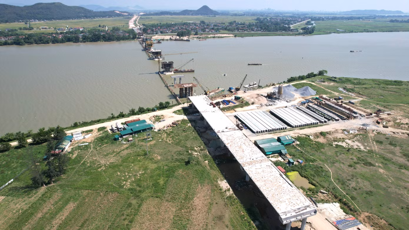 Những ngày qua, thời tiết ở Nghệ An ghi nhận nắng nóng vượt ngưỡng 40 độ C. Thế nhưng, trên đại công trường cao tốc Bắc - Nam đoạn qua tỉnh Nghệ An, hàng trăm cán bộ, kỹ sư, công nhân vẫn khẩn trương thi công, đảm bảo tiến độ đề ra.