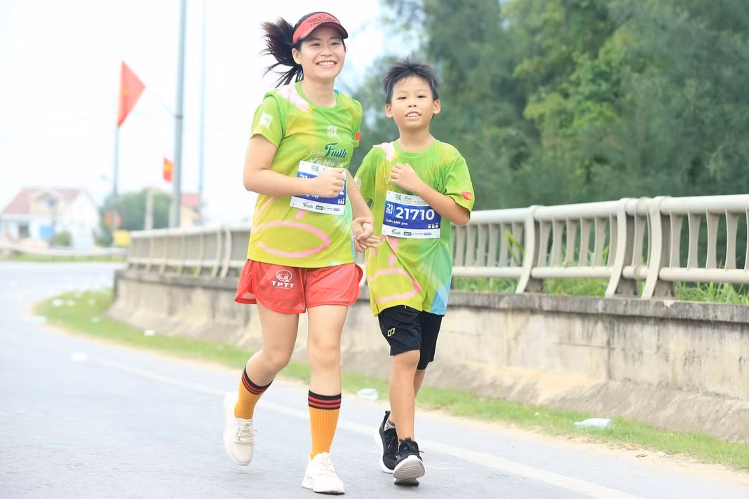 Nhiều em nhỏ cùng bố, mẹ tham gia giải chạy