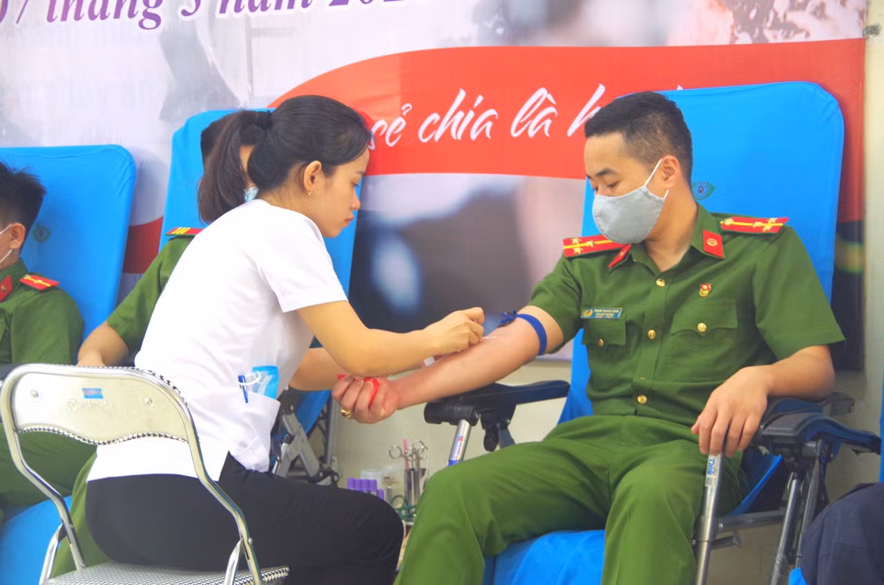 Đại úy Phạm Thanh Nam tích cực tham gia hiến máu tình nguyện.