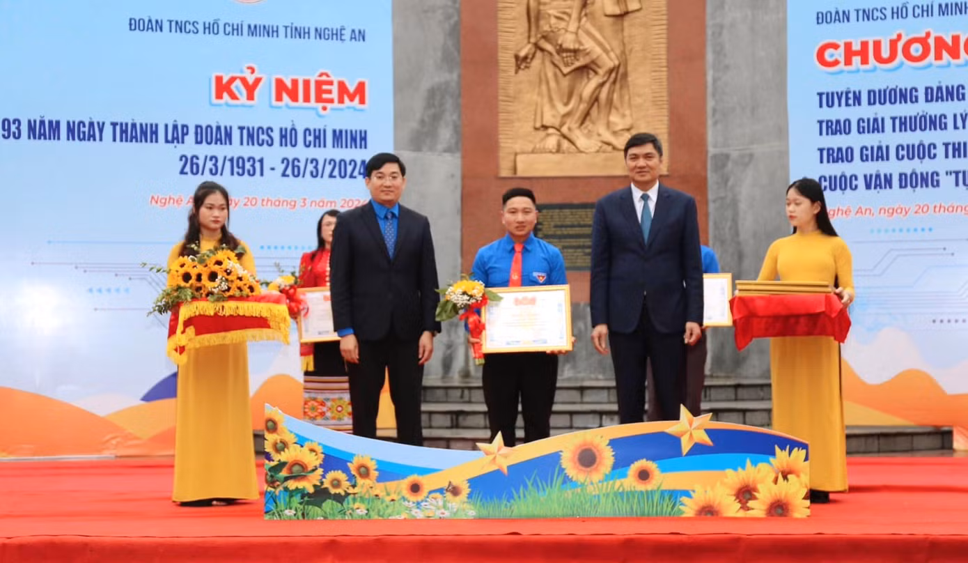 Anh Lãnh Văn Mùi được Tỉnh Đoàn Nghệ An tuyên dương là Đảng viên trẻ xuất sắc năm 2024.