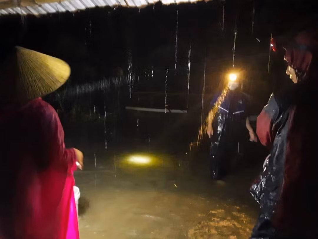 Hoàn lưu bão số 4 đã gây mưa lớn trên địa bàn tỉnh Nghệ An. Mưa liên tục nhiều giờ khiến nhà dân, trường học, cơ quan đã bị ngập.