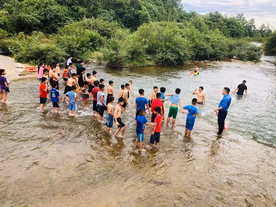 Anh Nguyễn Đình Thế - Bí thư Đoàn xã Thanh Thủy cho biết, từ ý tưởng ra thực tế của mô hình không hề đơn giản. Bởi kiếm được khúc suối không lởm chởm đá cuội sắc nhọn, phù hợp để làm “bể bơi” là chuyện khá khó khăn. Sau nhiều ngày khảo sát, các bạn trẻ cũng tìm được một đoạn suối ưng ý.