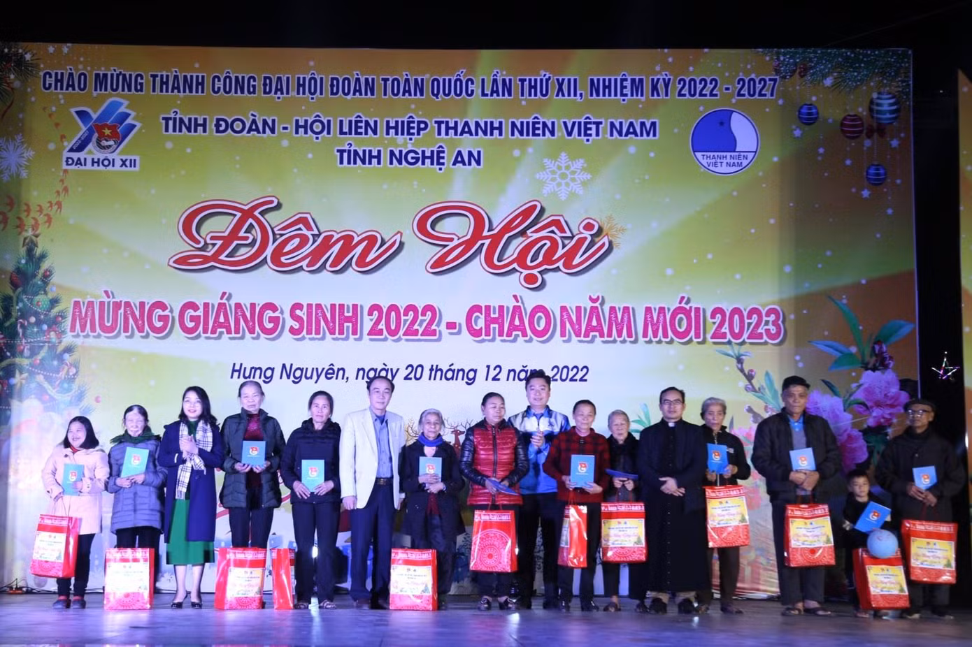 Với mong muốn mang đến một mùa Giáng Sinh ấm áp, ý nghĩa, an lành, Ban Thường vụ Tỉnh Đoàn – Ban Thư ký Hội LHTN tỉnh Nghệ An dành tặng 12 túi quà an sinh cho 12 hộ gia đình có hoàn cảnh khó khăn trên địa bàn xã Hưng Yên Bắc.