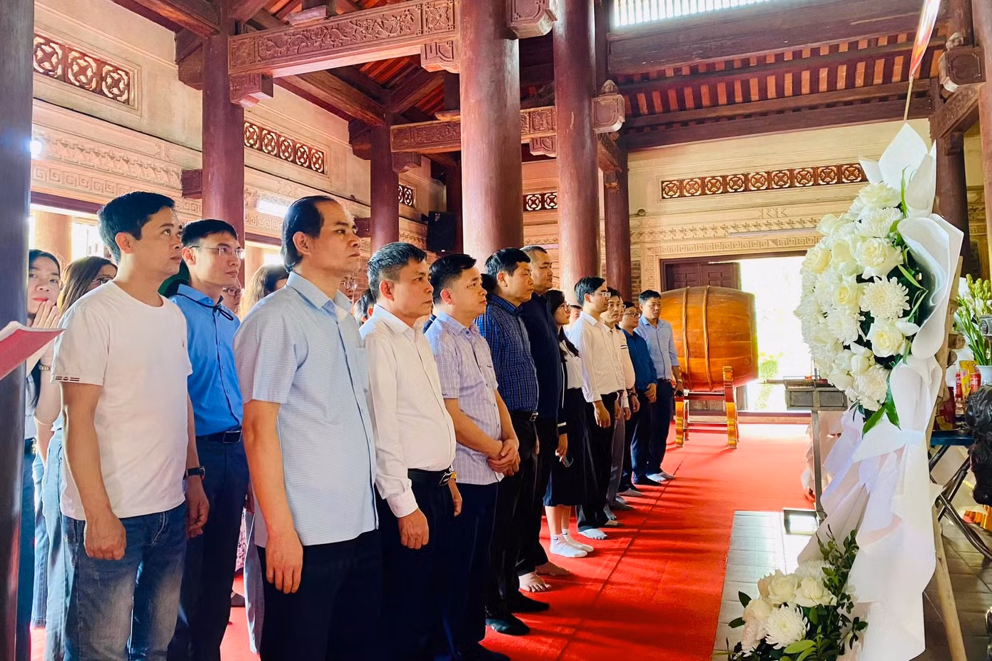 Trước anh linh các anh hùng liệt sĩ, người dân, du khách đã kính cẩn nghiêng mình, dâng nén tâm hương bày tỏ lòng biết ơn sâu sắc với các thế hệ cha anh đi trước đã anh dũng chiến đấu, hy sinh vì sự nghiệp đấu tranh giải phóng dân tộc, thống nhất đất nước.