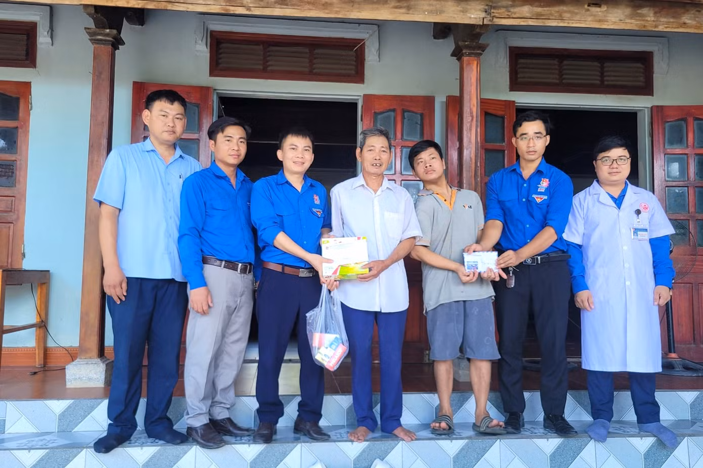 Tặng quà cho gia đình bác Hoàng Văn Ánh (SN 1954, trú khối 5, phường Quỳnh Xuân, thị xã Hoàng Mai). Bác Ánh bị nhiễm chất độc hóa học dioxin, di chứng cho đứa con trai út trong gia đình. Vợ mất sớm, cả hai bố con không có sức lao động nương tựa vào nhau sống qua ngày. Hoàn cảnh hết sức khó khăn.