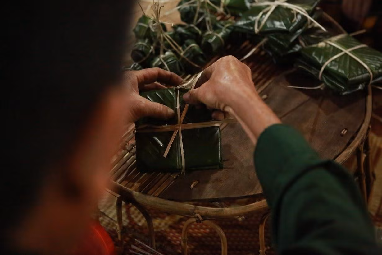 Bánh chưng để cúng ngày Tết của đồng bào nơi đây có 4 loại bánh. Khâu tôm kháu khoài (bánh sừng trâu); khâu tôm cộp (bánh đôi); khâu tôm khuản tụ (bánh gậy); khâu tôm pom (bánh vuông nhỏ).