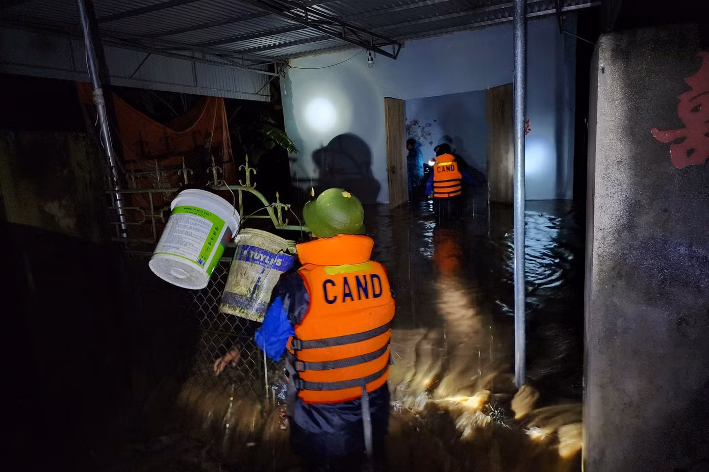 Nỗ lực hỗ trợ người dân di dời tài sản trong đêm.