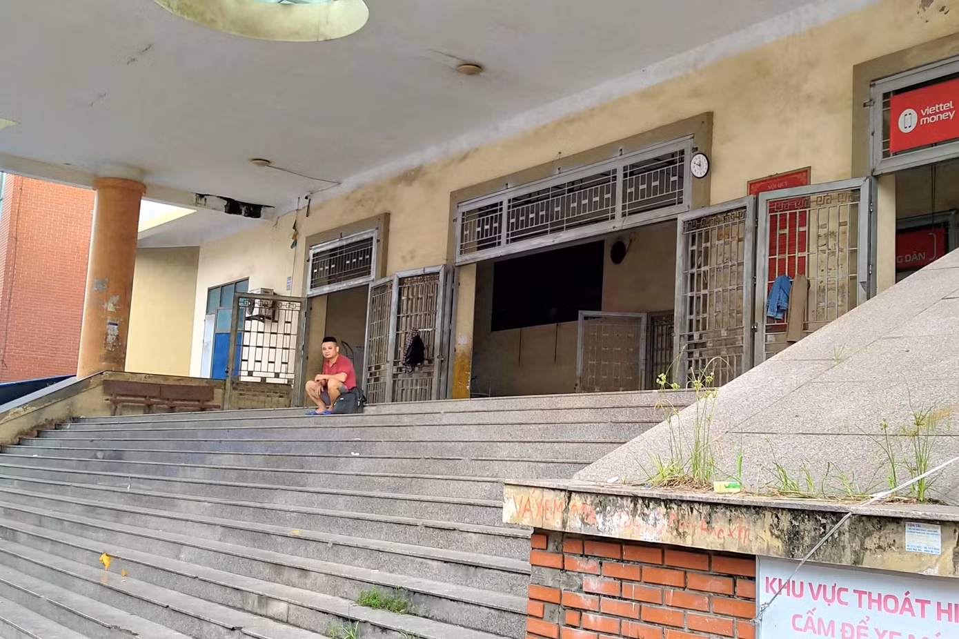 Khu vực sảnh trước đình chính chợ Vinh (trái) và cổng sau (phải) vắng vẻ lạ thường